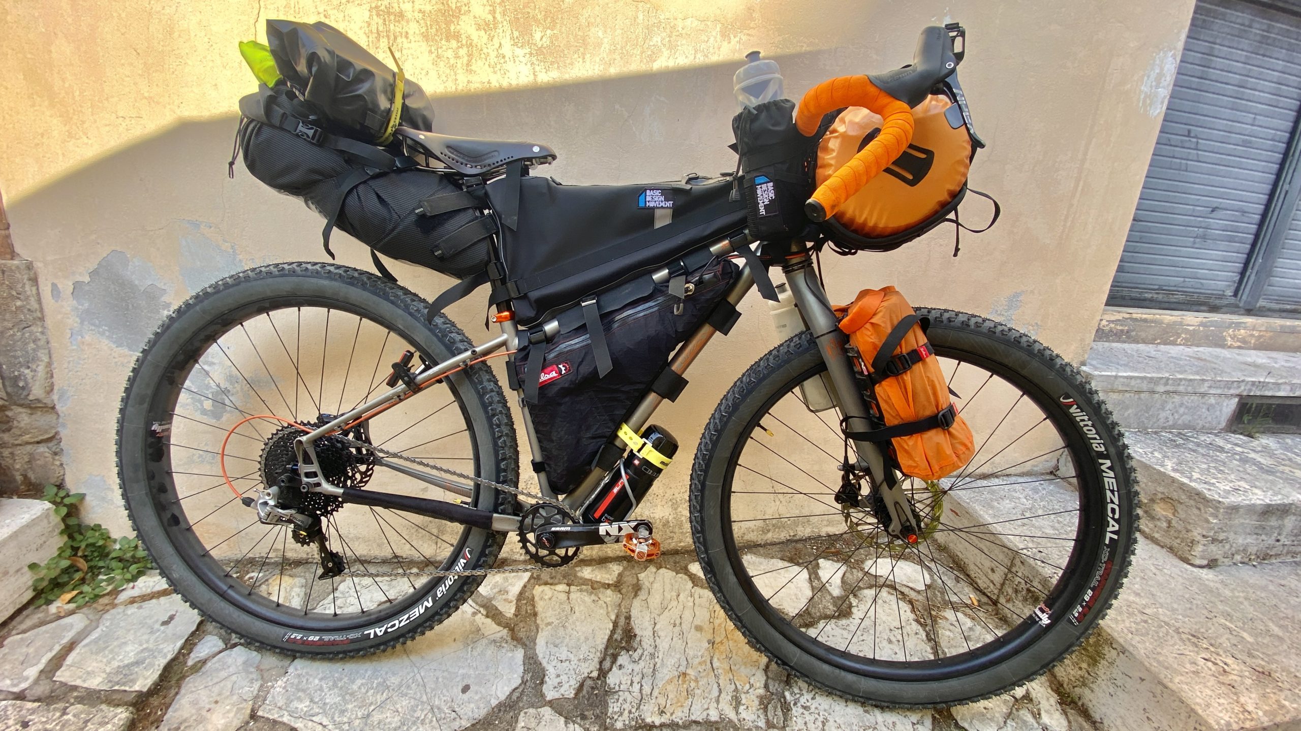 viaggiare in bikepacking, viaggiatore lento, viaggiare in bici in italia, borse per bici su misura, cicloturismo,
