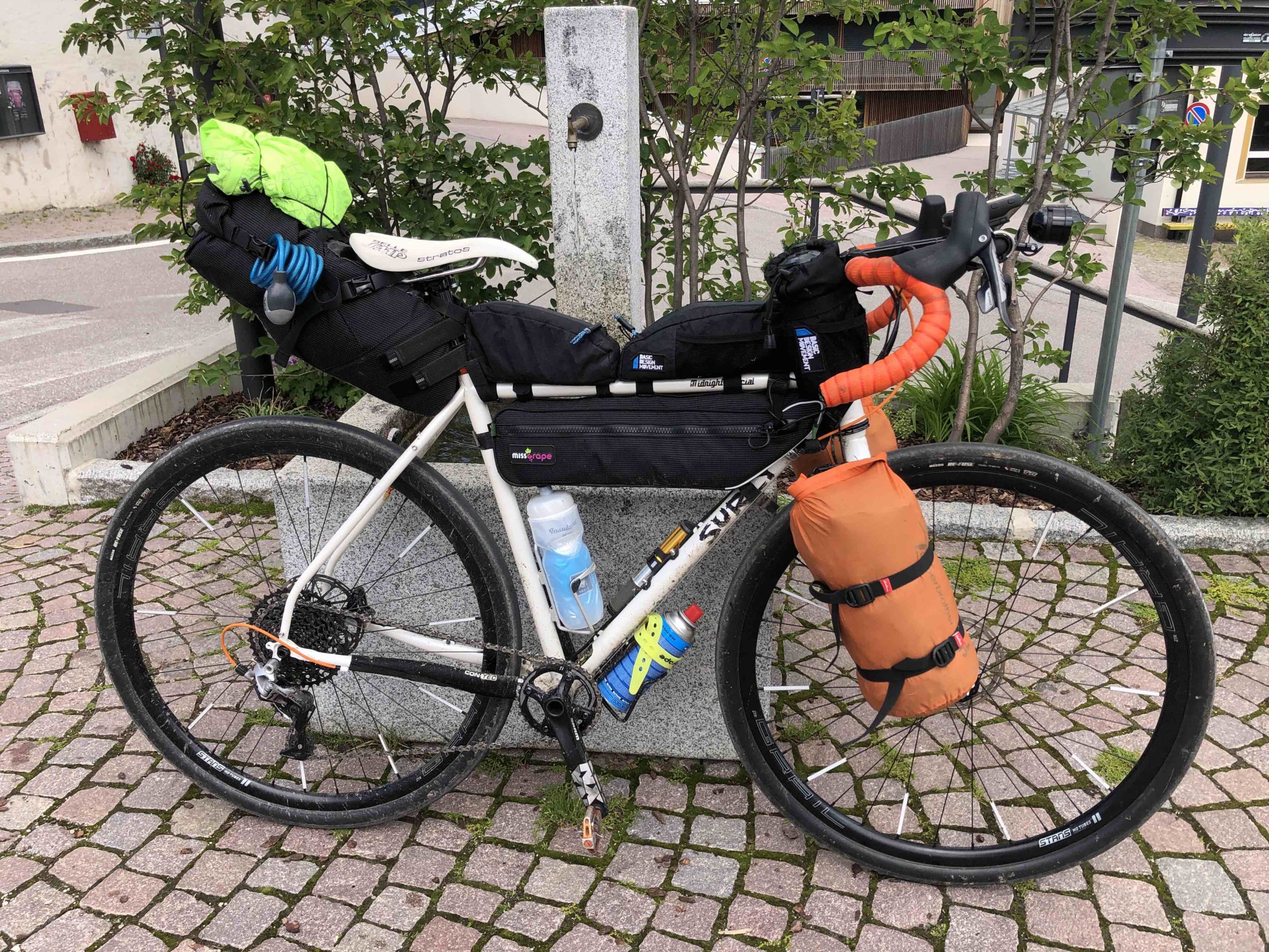 viaggiatore lento, surly, bagagli sulla bici, borse per bicicletta, viaggiare in bici, bikepacking, vacanze in bicicletta