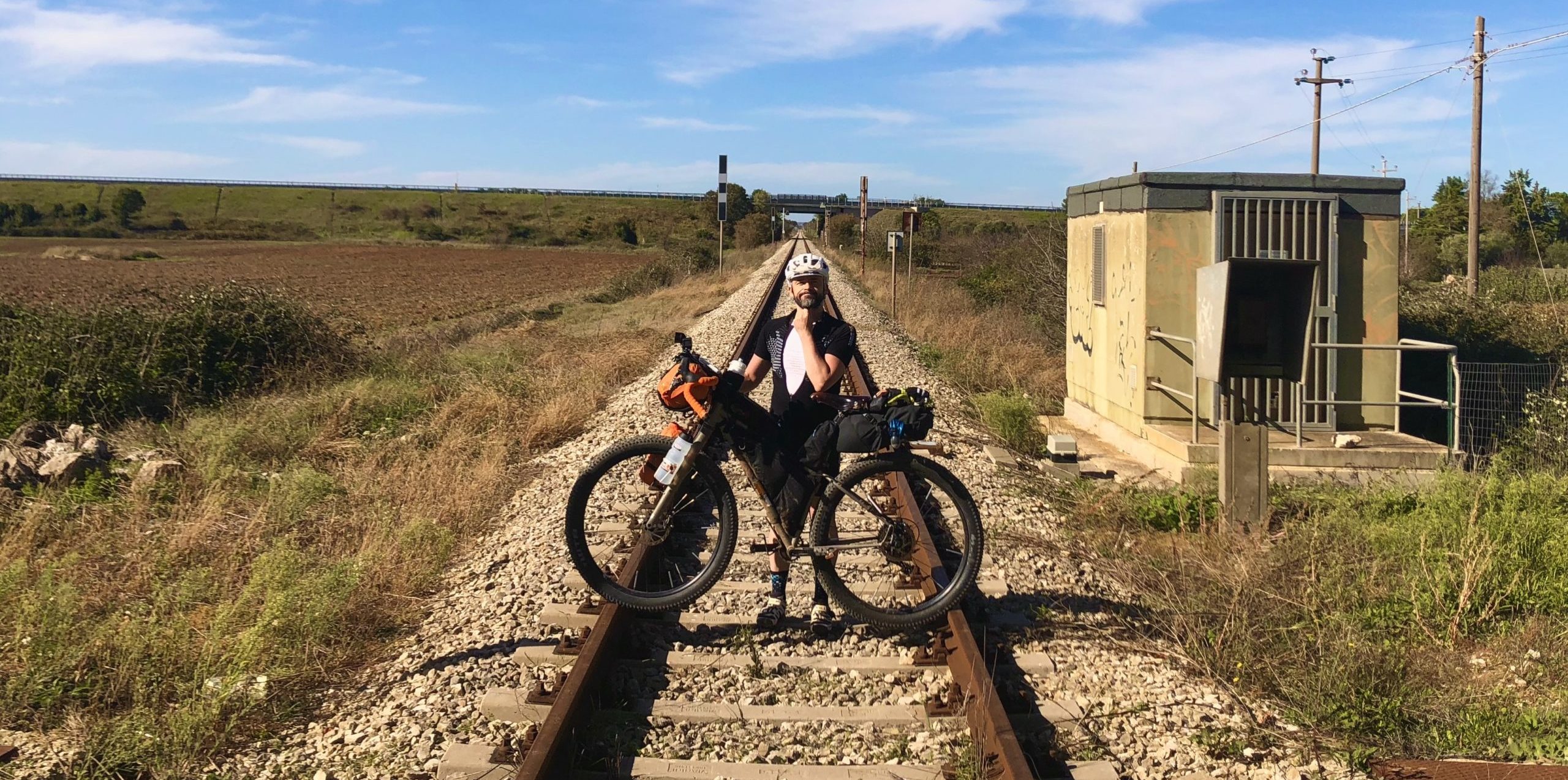 viaggiatore lento, surly, bagagli sulla bici, borse per bicicletta, viaggiare in bici, bikepacking, vacanze in bicicletta, bagagli e bicicletta, come trasportare la bici in treno, come trasportare la bici in aereo, imballare la bici, smontare la bici, impacchettare la bicicletta