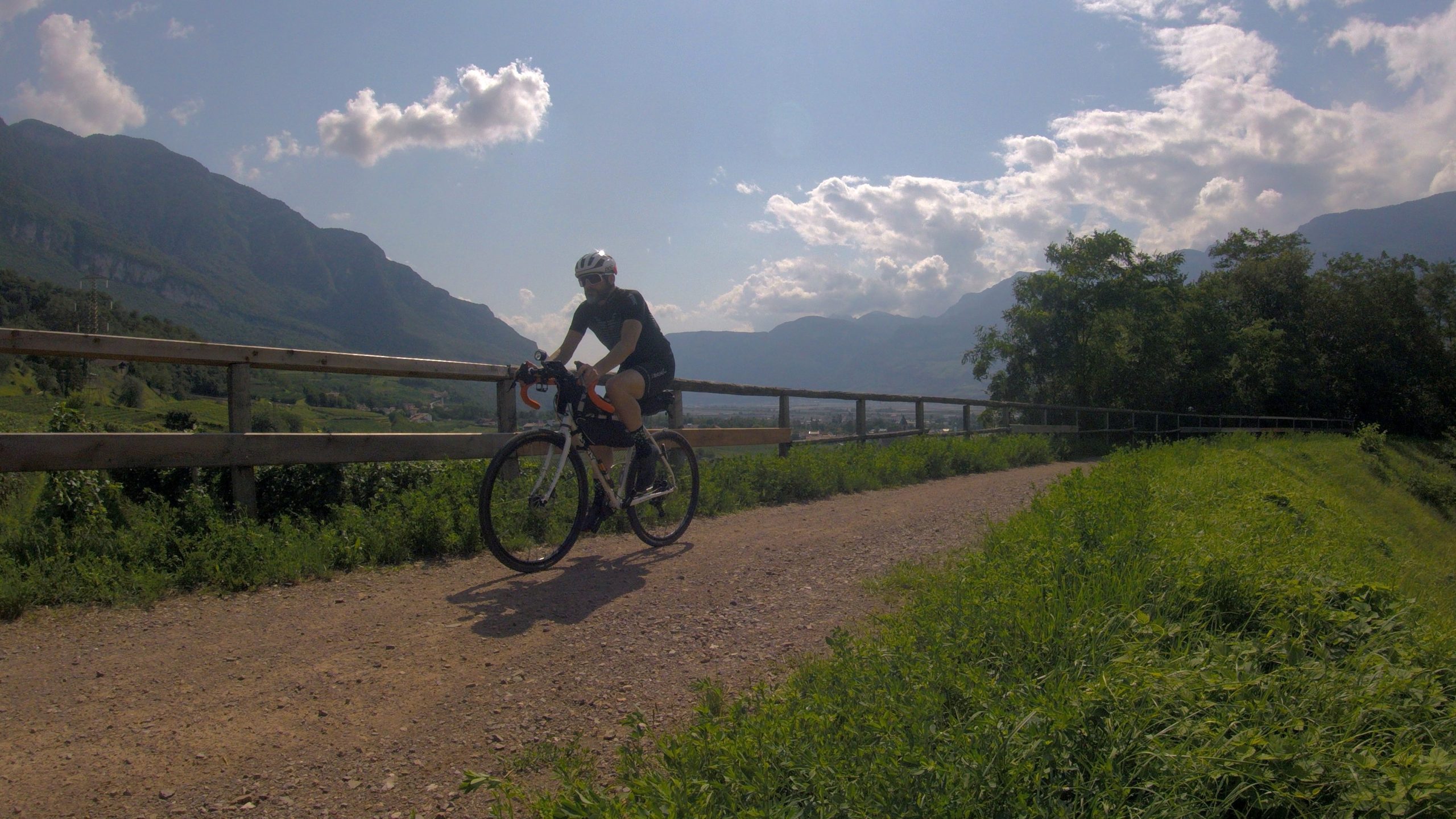 viaggiatore lento, la vecchia ciclabile della Val di Fiemme, cicloturismo in Trentino Alto Adige, itinerari gravel in trentino, piste ciclabili del Trentino Alto Adige, cicloturismo in trentino, itinerari cicloturoistici del Trentino Alto Adige, il trentino in bicicletta, viaggiare in bici in trentino, turismo in trentino, vacanze in bicicletta nella provincia di Trento e Bolzano.