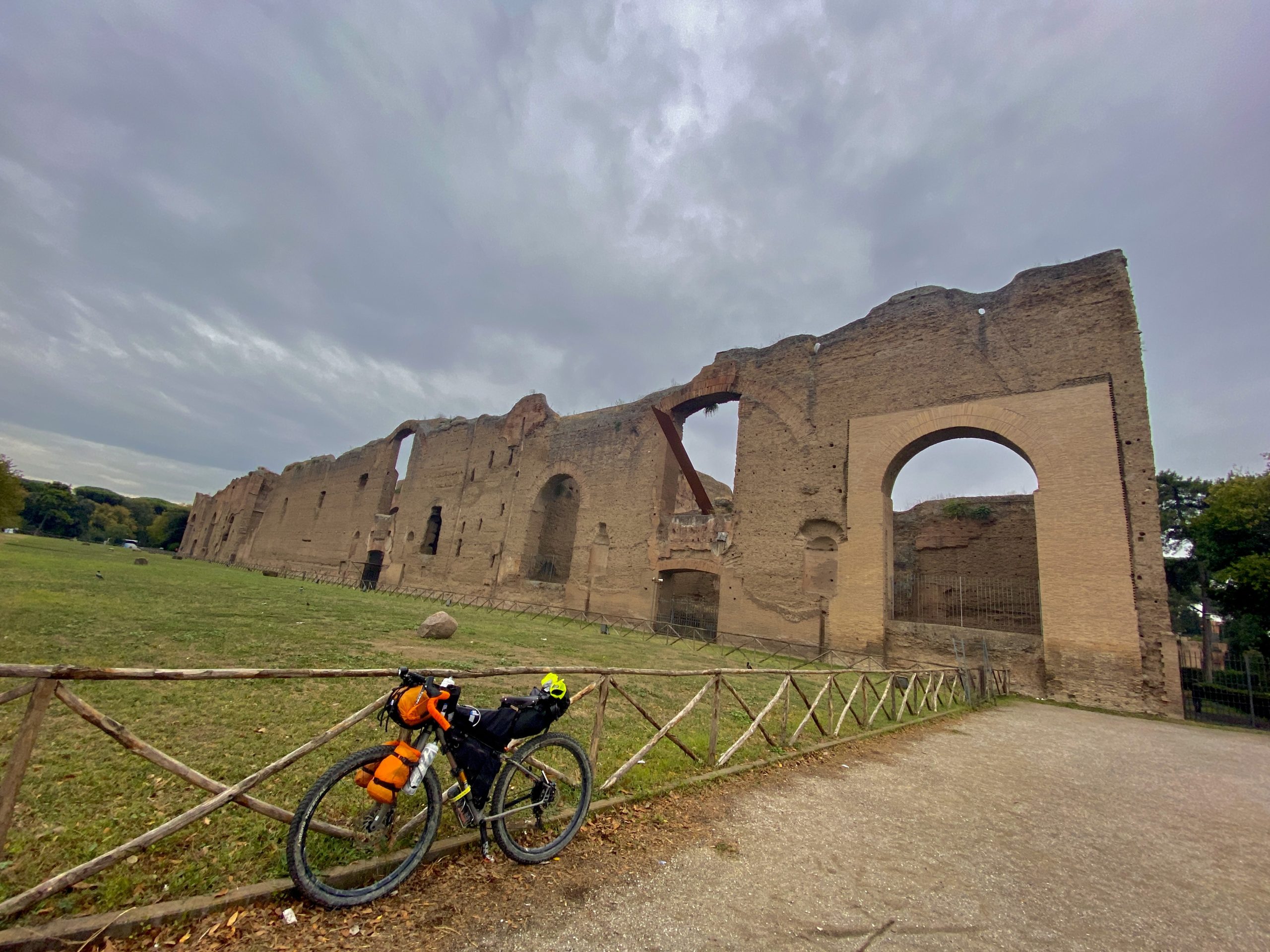 Appia antica in bici, cicloturismo in italia, cicloviaggio in Italia, cicloviaggi, viaggiatore lento, viaggiare in bici, Roma in bici, viaggiare in bicicletta, viaggi in bici italia