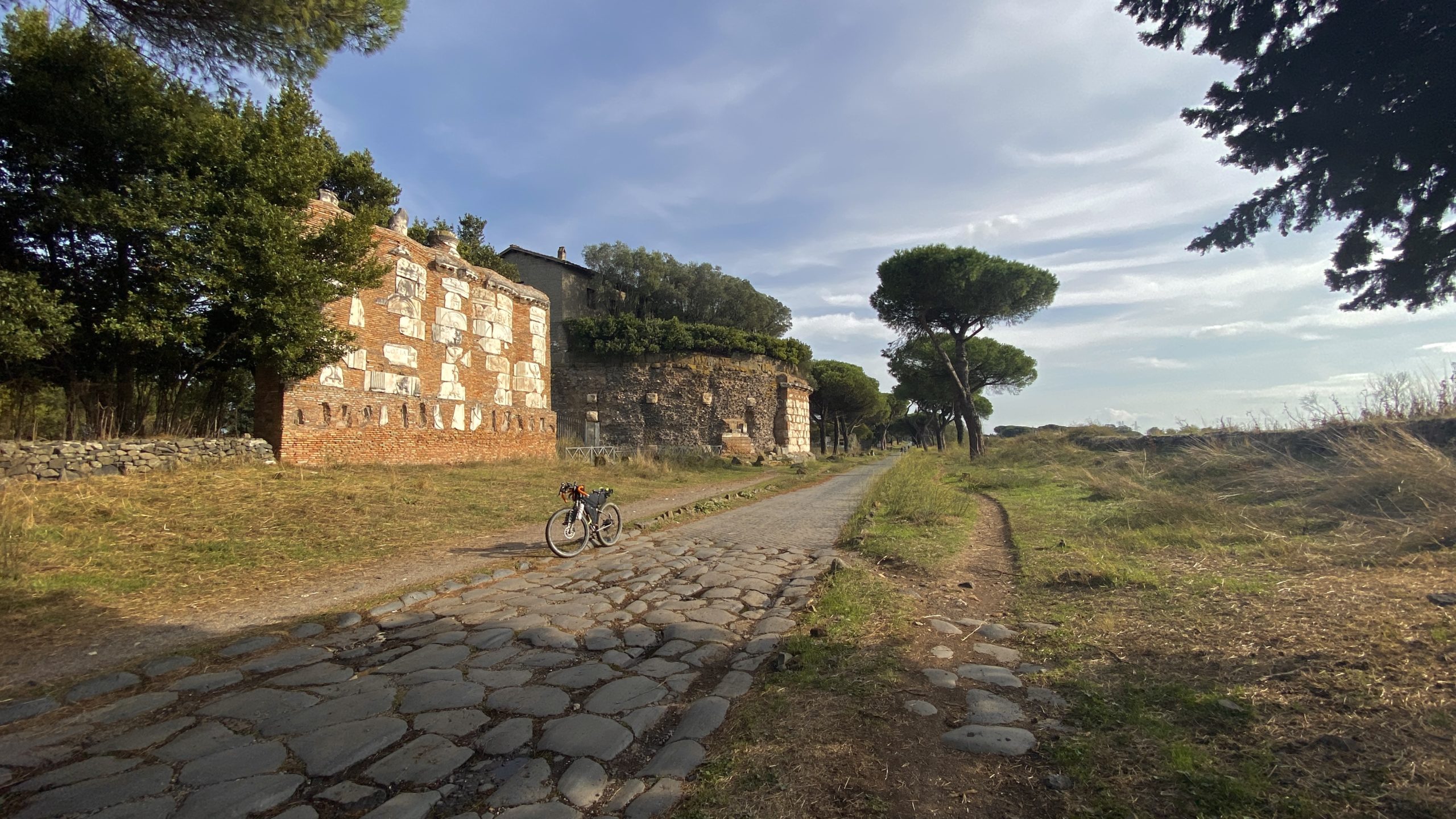 Appia antica in bici, cicloturismo in italia, cicloviaggio in Italia, cicloviaggi, viaggiatore lento, viaggiare in bici, Roma in bici, viaggiare in bicicletta, viaggi in bici italia